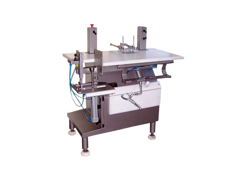 DEBONING MACHINE FOR REMOVING THE AITCH BONE AND THE SHOULDER BLADE