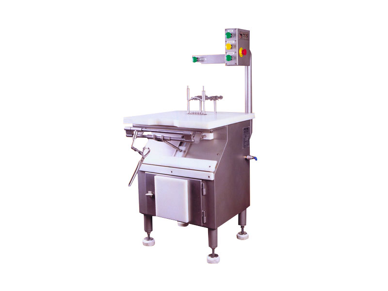 DEBONING MACHINE FOR REMOVING THE AITCH BONE AND THE SHOULDER BLADE