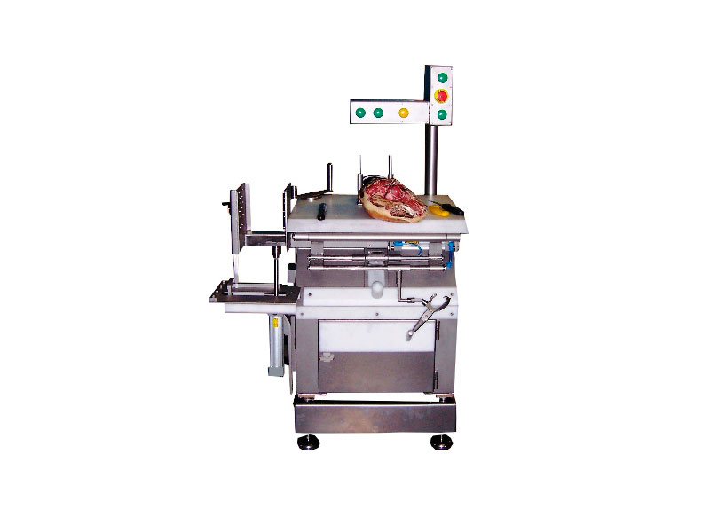 DEBONING MACHINE FOR REMOVING THE AITCH BONE AND THE SHOULDER BLADE